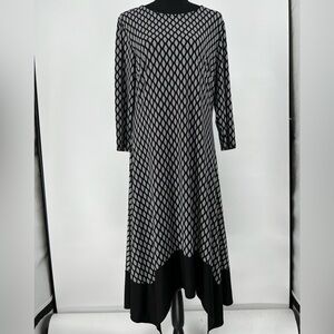 CHICO’S NWOT BLACK &‎ WHITE DIAMOND SHIFT DRESS HANDKERCHIEF HEM SOFT & COMFY